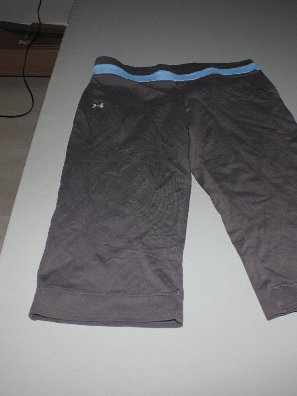 Grey Under Armour Athletic Capris Size Medium